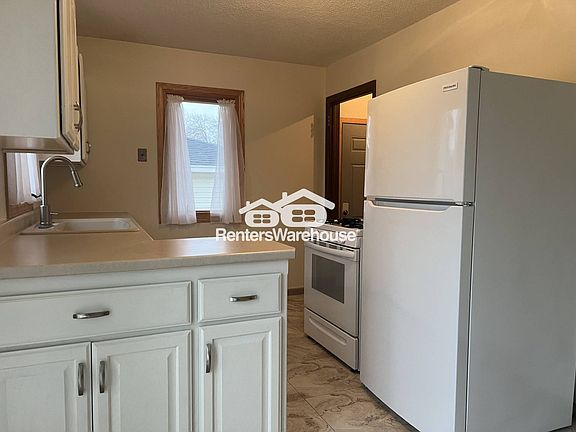3rd image of 8645 Eldorado St NE