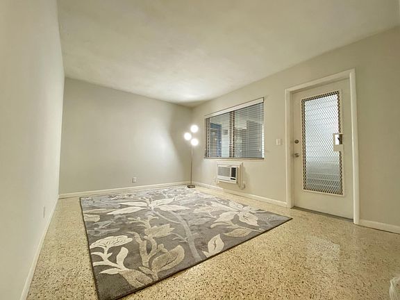 4th image of 800 Beach Dr NE APT 5