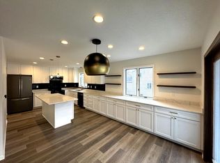 442 Oak Hill Rd, Chaska, MN 55318