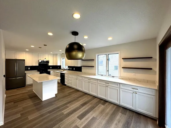 442 Oak Hill Rd, Chaska, MN 55318