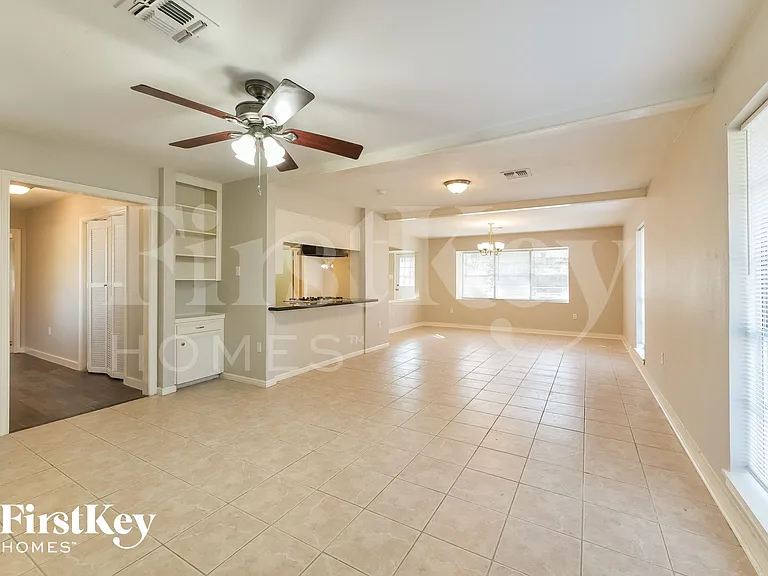 214 Oakwood Dr — Photo 3