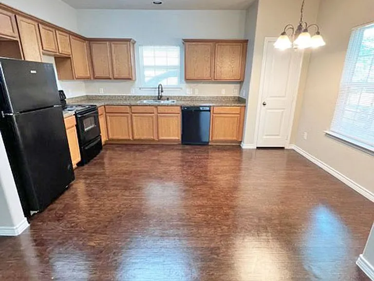 817 W Lamar St — Photo 3