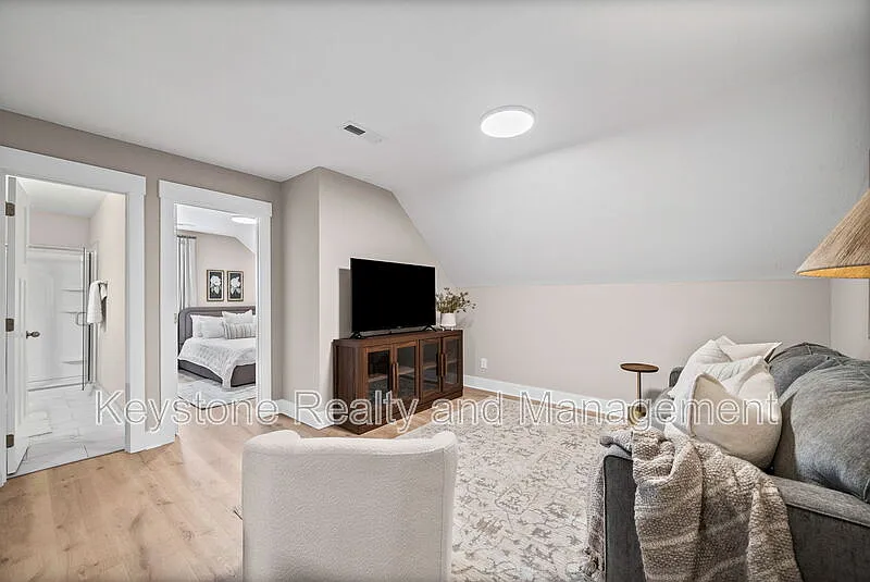 2 bed, 1.0 bath, 792 sqft, $215 — Photo 3
