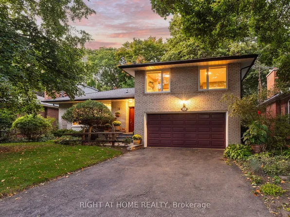 3325 Enniskillen Cir, Mississauga, ON L5C 2M9