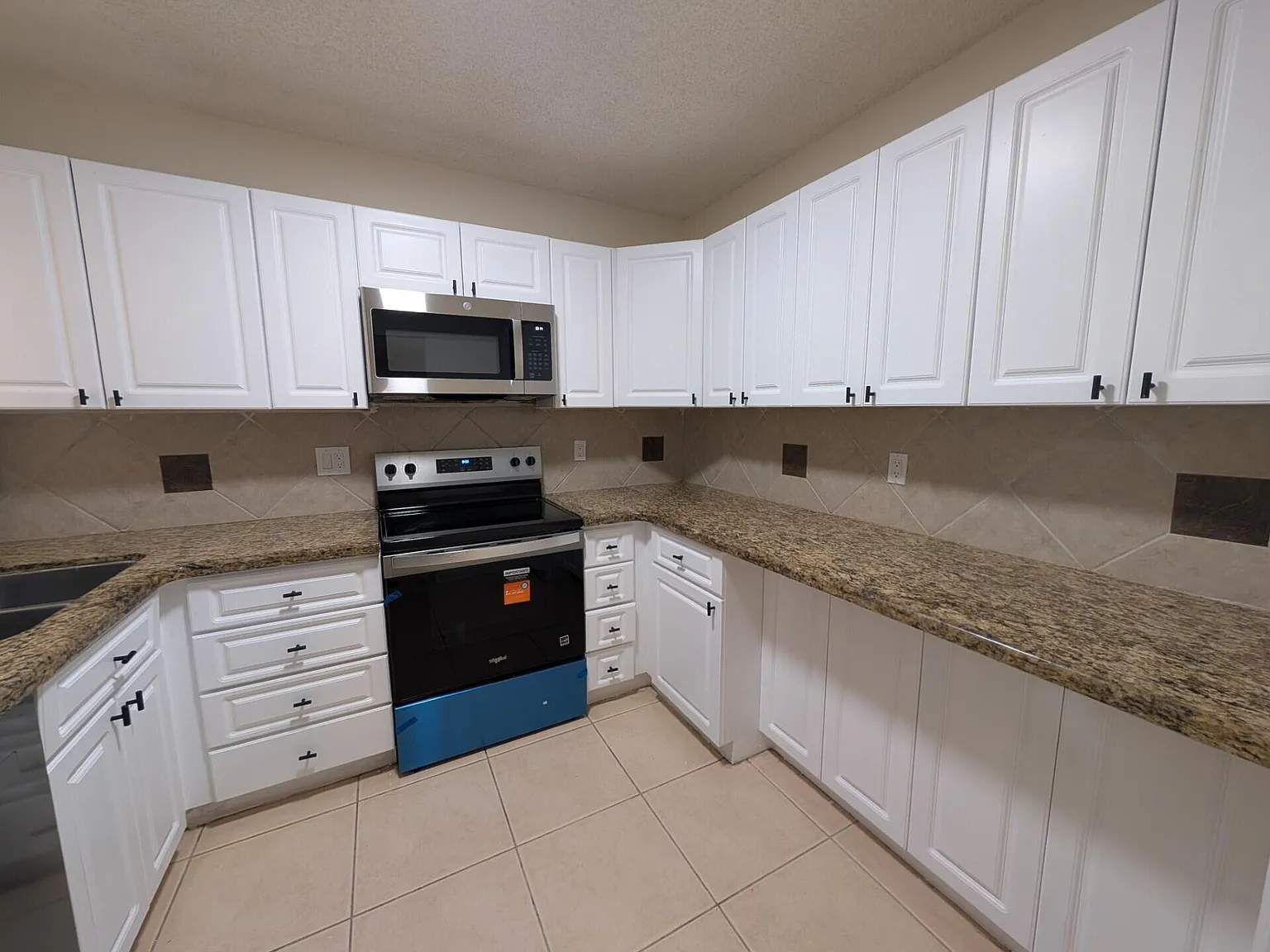 3 bed, 2.0 bath, 1222 sqft, $2,400 — Photo 3