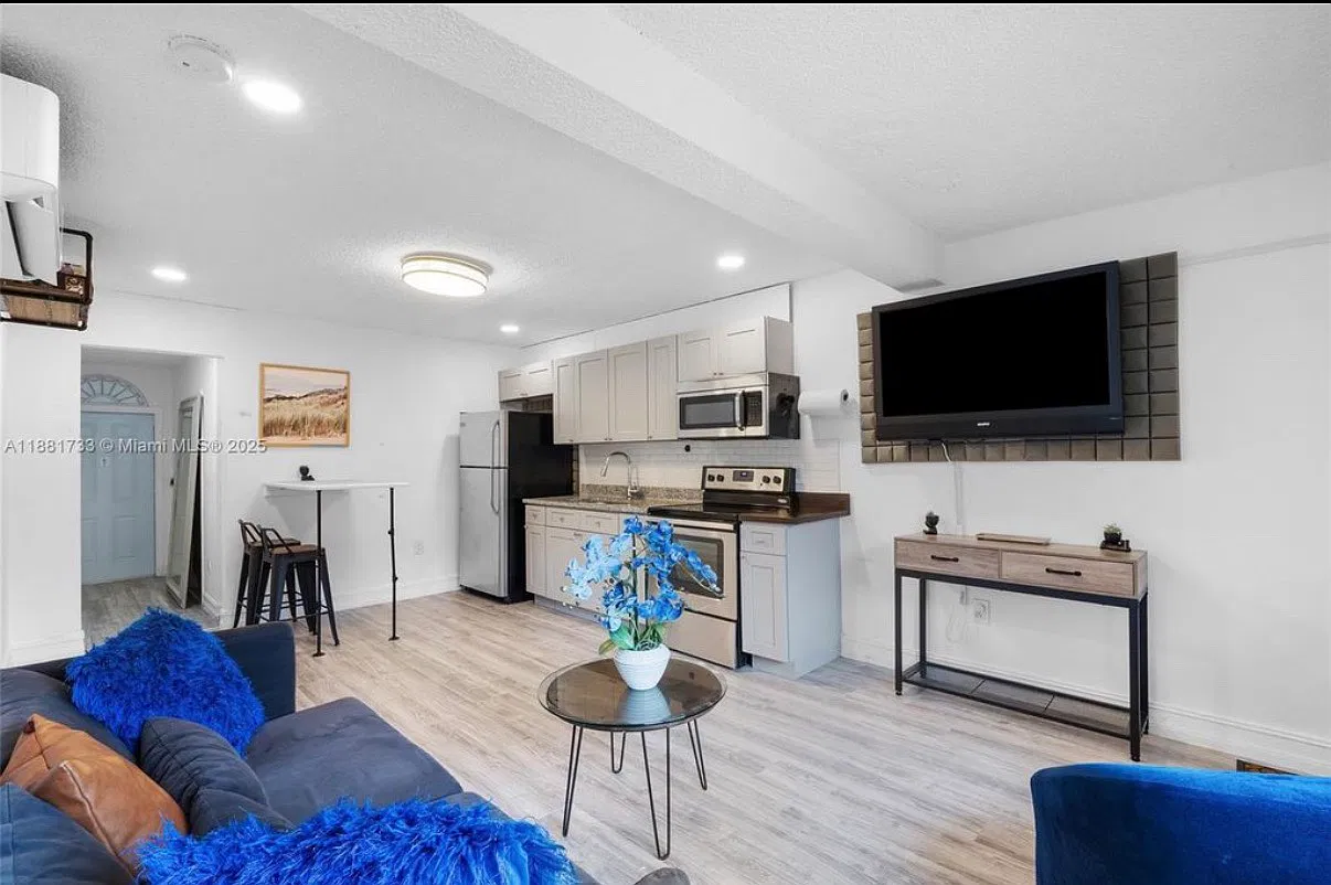 2 bed, 800 sqft, $2,500 — Photo 2