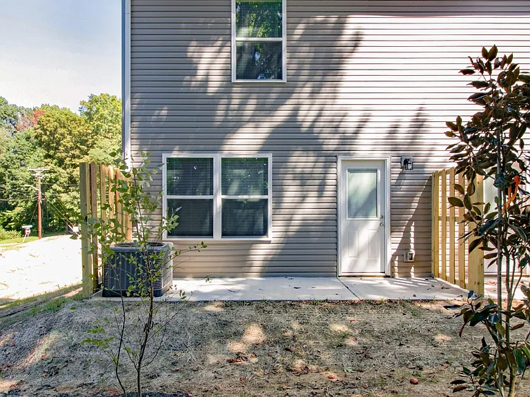 1960 Batts Ln — Photo 30