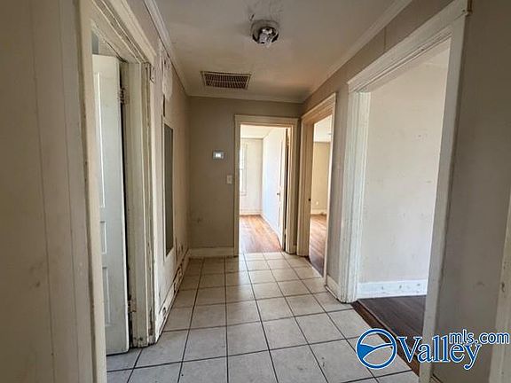 3rd image of 1022 7th Ave SE