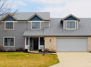 211 Blue Cliff Pl, Fort Wayne, IN 46804