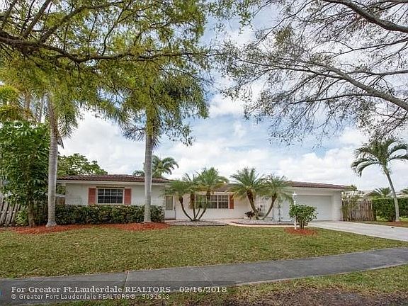 4th image of 801 W Plantation Cir