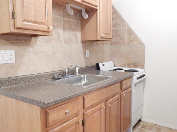 3rd image of 162 Gardiners Ave