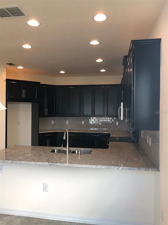 4 bed, 3.5 bath, 2582 sqft, $3,190 — Photo 2