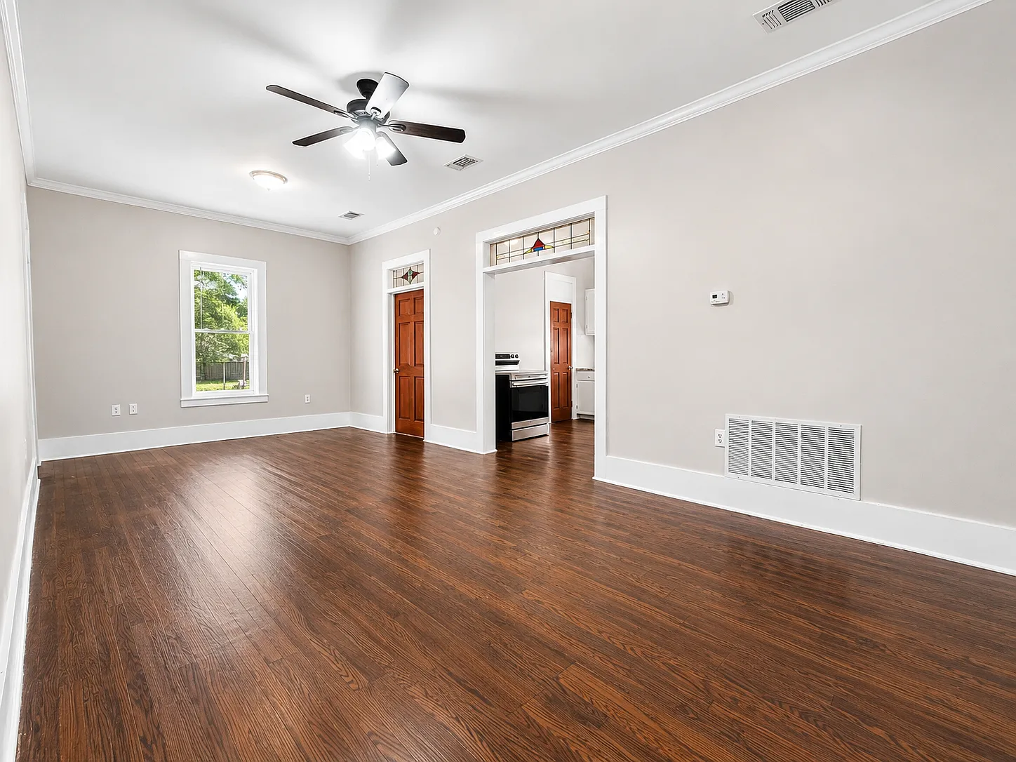 5 bed, 2500 sqft, $2,495 — Photo 2