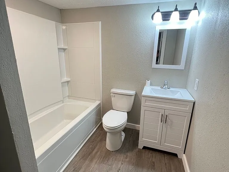 428 W Locust St — Photo 12
