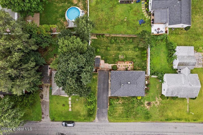 2nd image of 6 Cottonwood Place