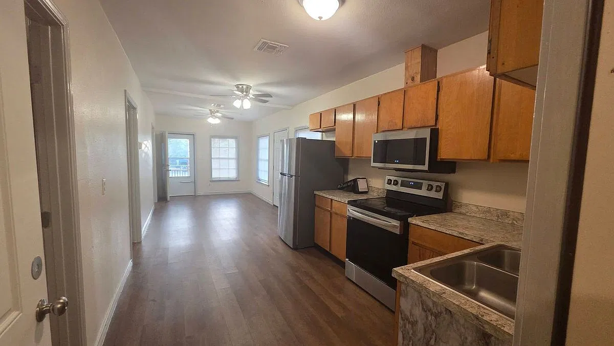 2 bed, 1.0 bath, 850 sqft, $900 — Photo 2