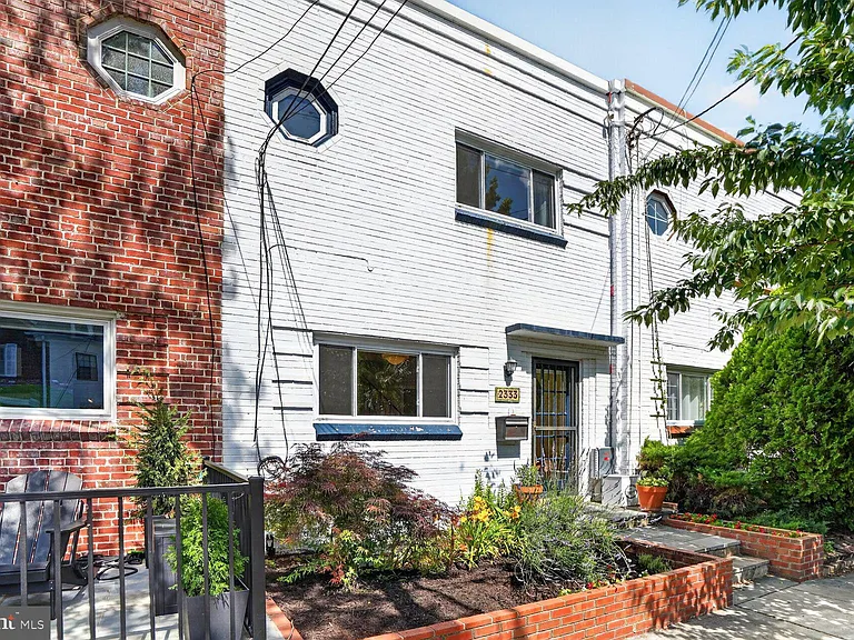 2333 Huidekoper Pl NW — Photo 2