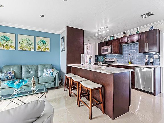 3rd image of 241 NE Solida Cir