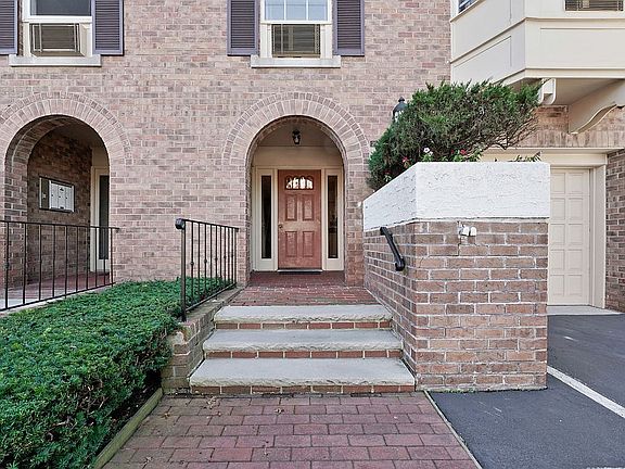 2nd image of 208-04 Estates Dr #123U