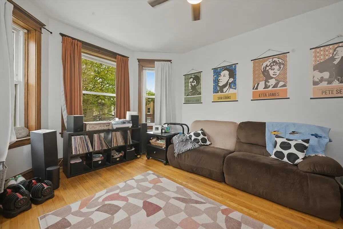 Building Photo - 2334 N Hamlin Ave #2
