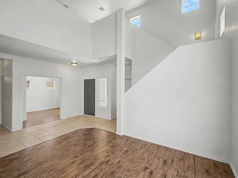 542 E Bartlett Way — Photo 3