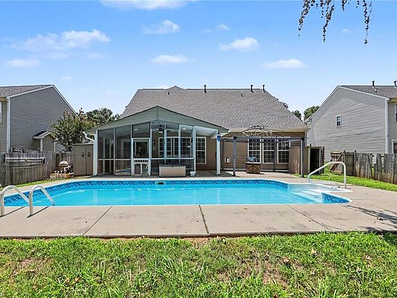 2nd image of 1579 Pondhaven Dr