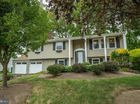 44 Hedgerow Dr, Morrisville, PA 19067