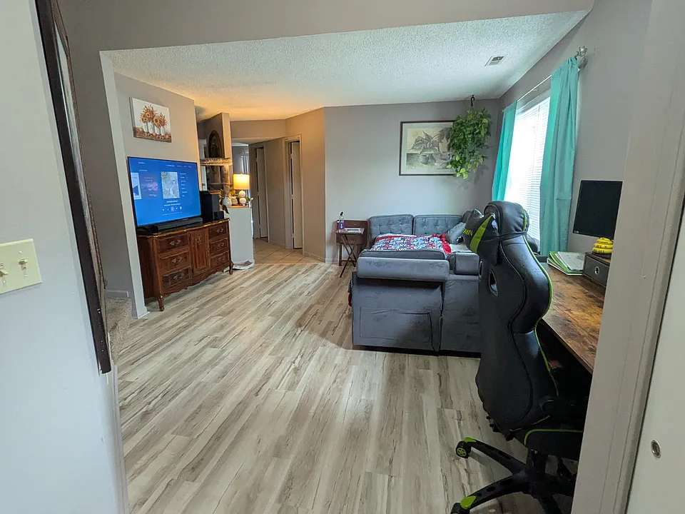 1206 E 25th Ter