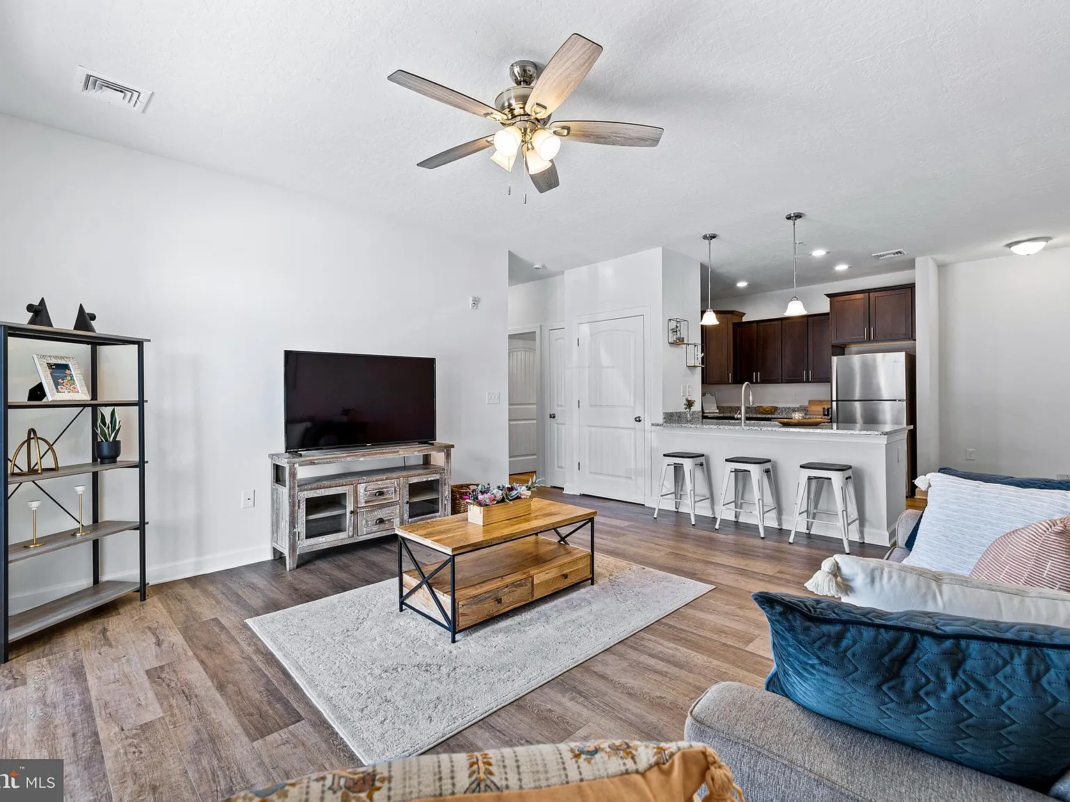 2 bed, 2.0 bath, 1128 sqft, $1,840 — Photo 4