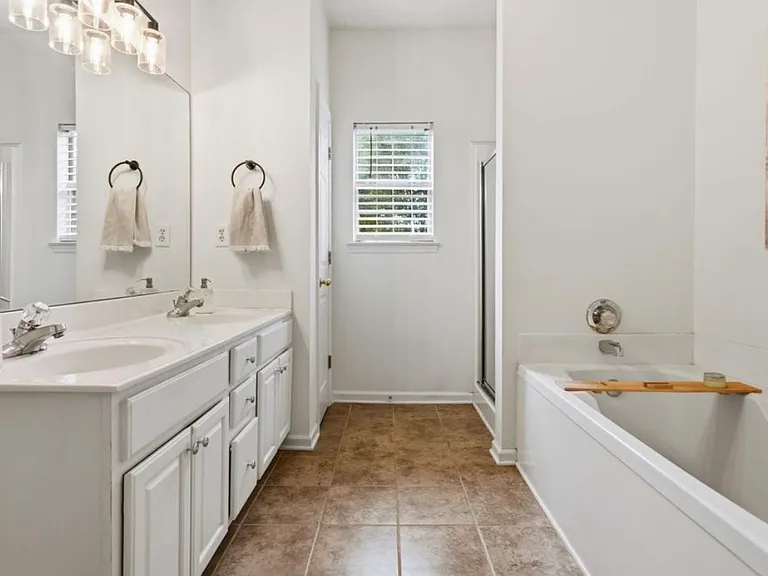 2300 Amberley Woods Trce — Photo 5