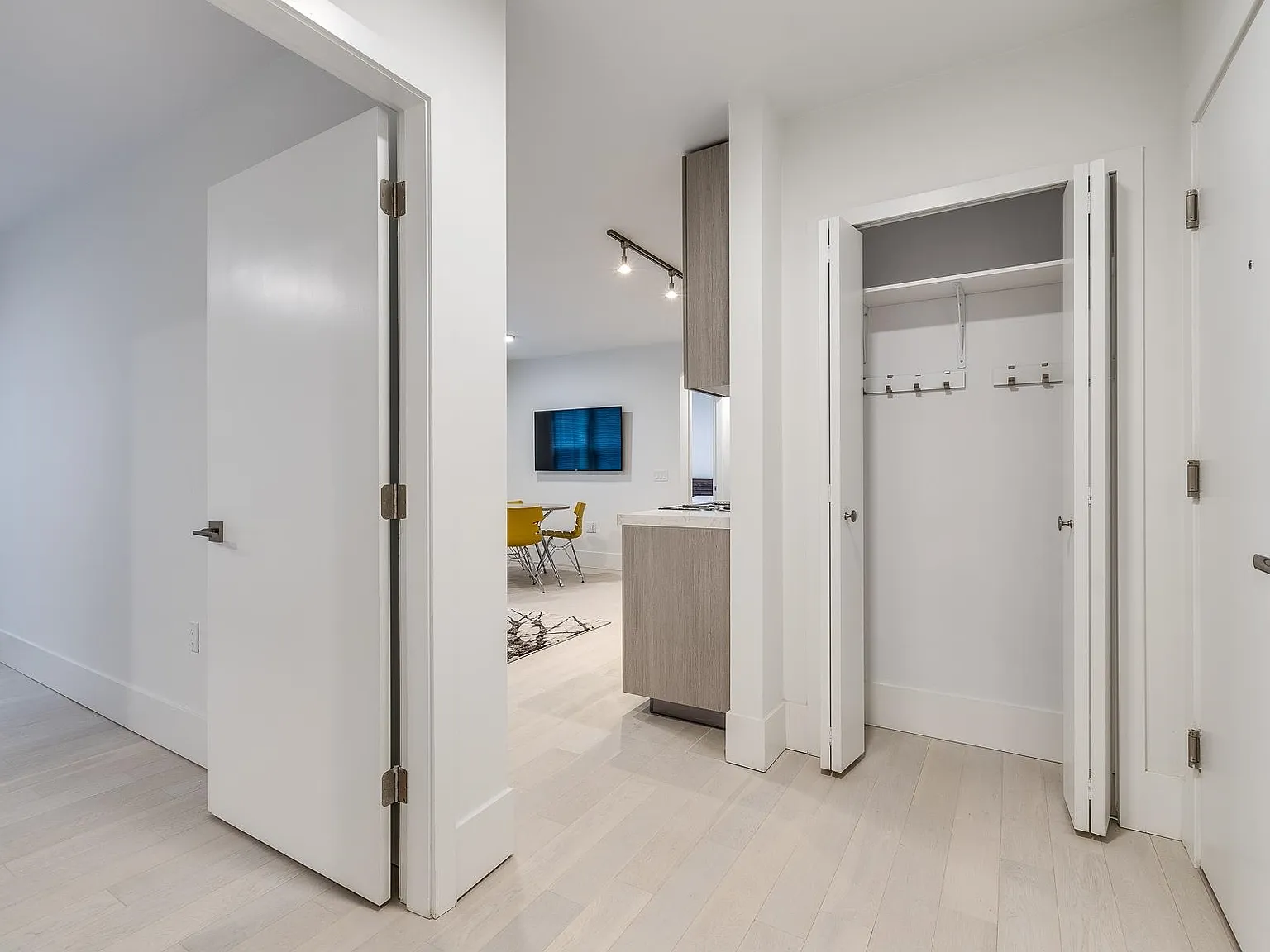 3 bed, 781 sqft, $4,390 — Photo 3