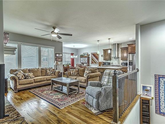 3rd image of 921 SE Auburn Ct