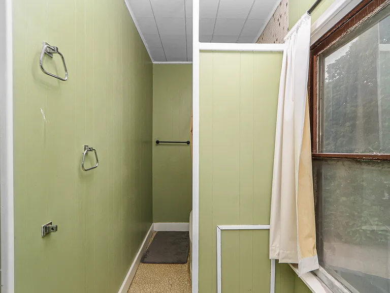 upper level bathroom