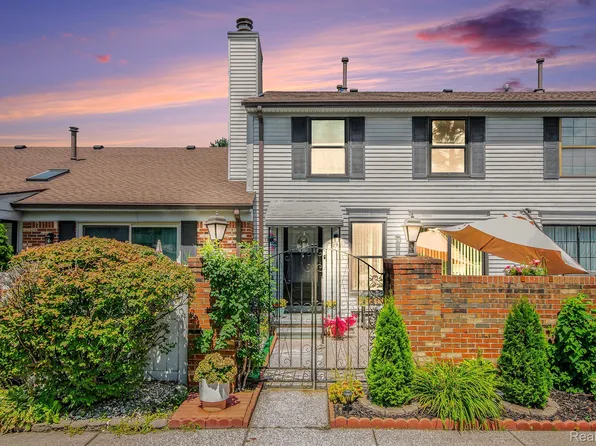 38916 Golfview Dr E, Clinton Township, MI 48038