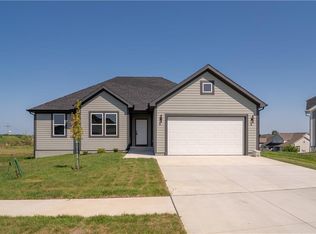 929 168th Ter, Basehor, KS 66007
