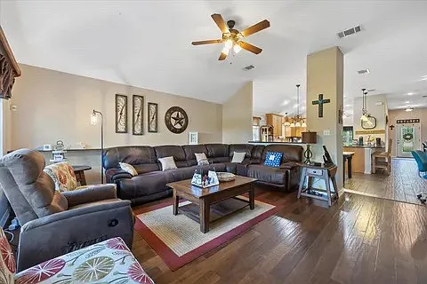 3 bed, 2058 sqft, $3,500 — Photo 4