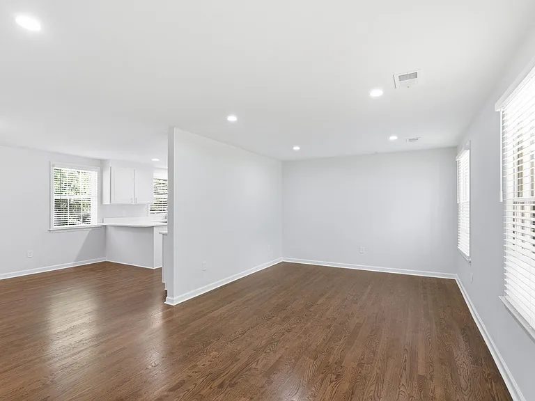 340 Lynn Dr — Photo 5