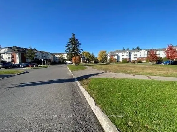 268 Lorry Greenberg Dr #5, Ottawa, ON K1T 3K1