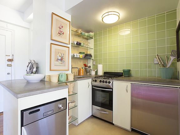 3rd image of 34 W 72nd St #144