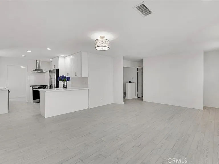 221 Acacia Ln — Photo 9