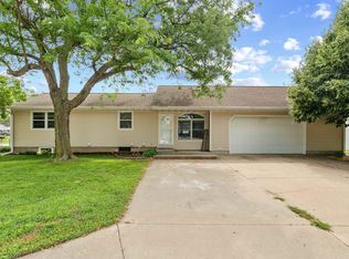 112 Hansel St, Manchester, IA 52057