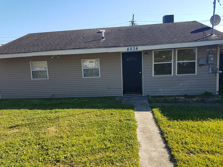4934 Stephen Girard Ave — Photo 1