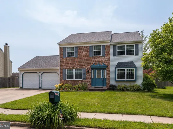 4 Stratford Ln, Mount Laurel, NJ 08054