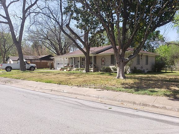 3rd image of 421 Woodlawn Dr