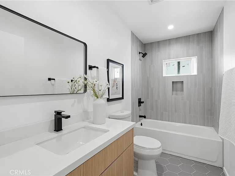 1428 S Cloverdale Ave — Photo 2