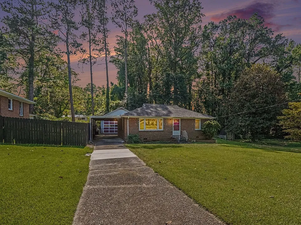 866 Daniell Dr SE