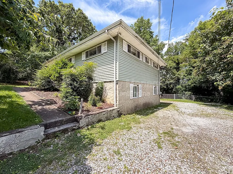 1127 Clermont Dr — Photo 22