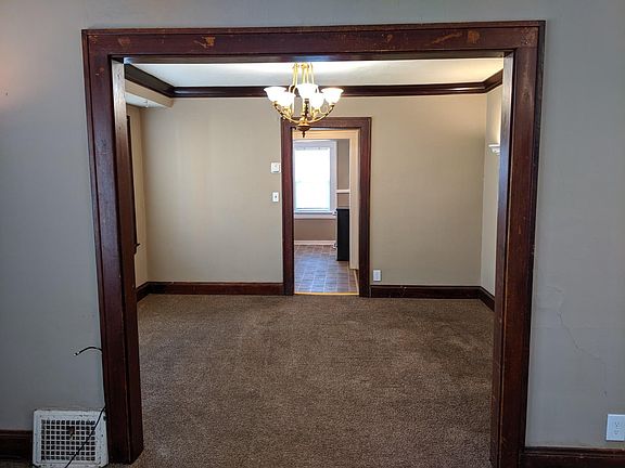 4th image of 5323 Woodland Ave