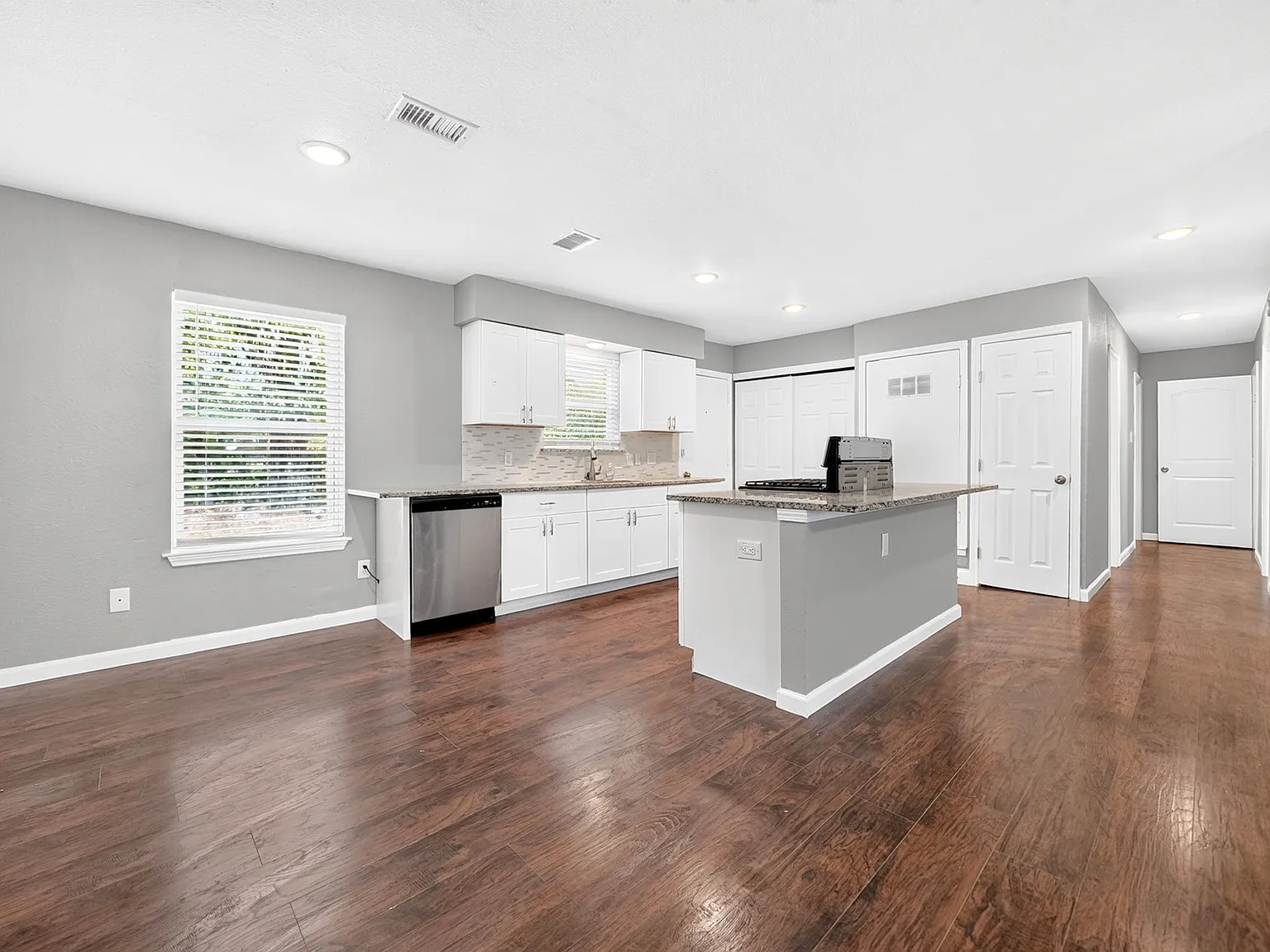 4 bed, 1500 sqft, $1,795 — Photo 2