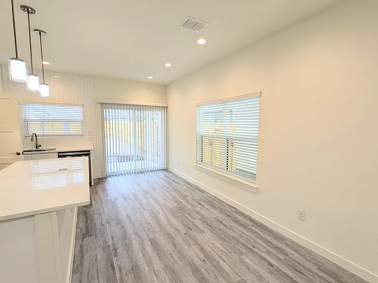 625 Essex St — Photo 5